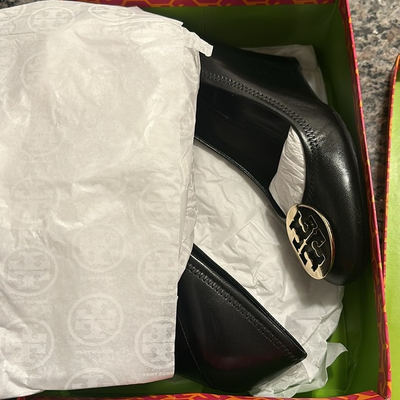 Tory Burch Sophie Wedge Black Metal Logo Women’s Size 9/ a classic!!! - Picture 9 of 9